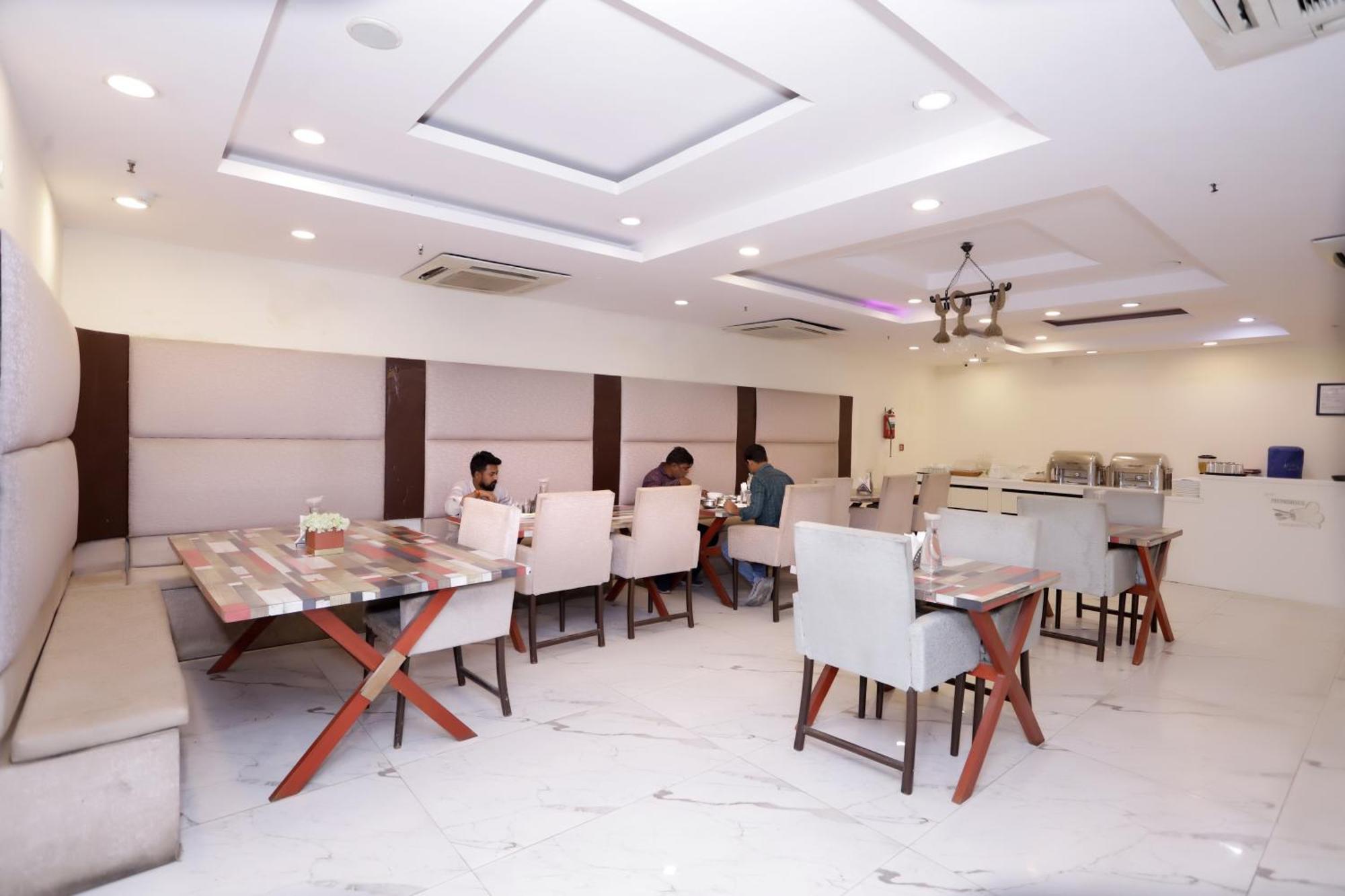 Hotel Pk Residency نويدا المظهر الخارجي الصورة