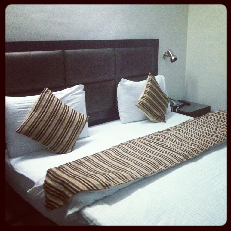Hotel Pk Residency نويدا الغرفة الصورة